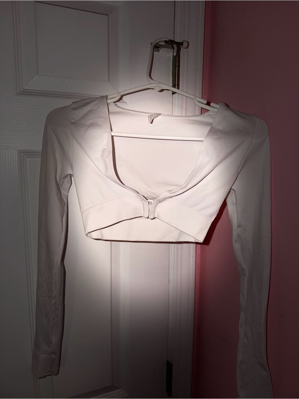 ANWND White Seamless
Front Clasp Long Sleeve Crop Top